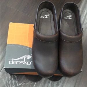 Dansko Oiled Brown Clogs • Size 41
